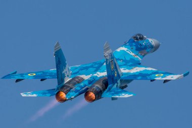 RADOM, POLAND - 27 Ağustos 2017: Ukrayna Hava Kuvvetleri SU-27 AB avcı uçağı Radom havaalanı üzerinde uçuyor