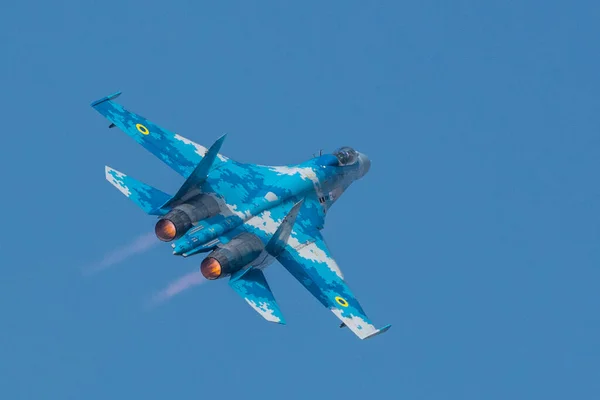 2017年8月27日 乌克兰空军Su Ab战斗机飞越拉多姆机场 免版税图库照片