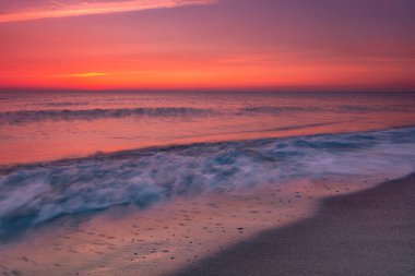 Baltık Denizi üzerinde gün doğumu. uzun pozlama.