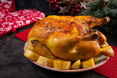 Noel süslemeli kızarmış tavuk ve patates. Geleneksel Noel veya Şükran Günü yemekleri