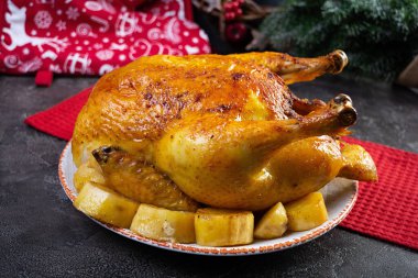 Noel süslemeli kızarmış tavuk ve patates. Geleneksel Noel veya Şükran Günü yemekleri