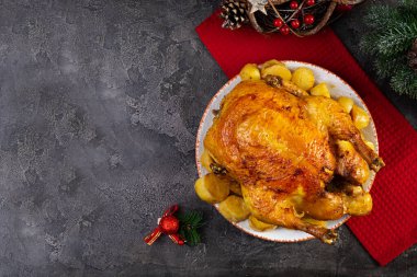 Noel süslemeli kızarmış tavuk ve patates. Geleneksel Noel veya Şükran Günü yemekleri
