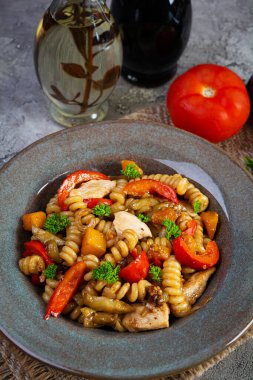 Kızarmış tavuk, mantar, biber ve kabaklı makarna.