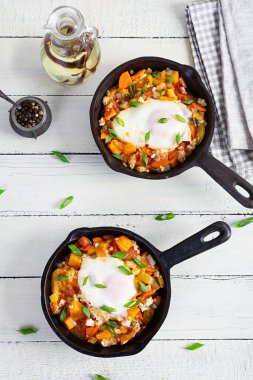 Kızartma tavasında Shakshouka. Sebzeli yumurta, domates, biber, balkabağı ve soğan. Üst görünüm