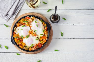 Kızartma tavasında Shakshouka. Sebzeli yumurta, domates, biber, balkabağı ve soğan. Üst görünüm