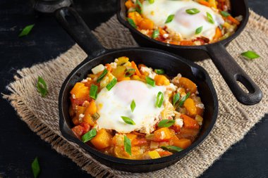 Kızartma tavasında Shakshouka. Sebzeli yumurta, domates, biber, balkabağı ve soğanlı.