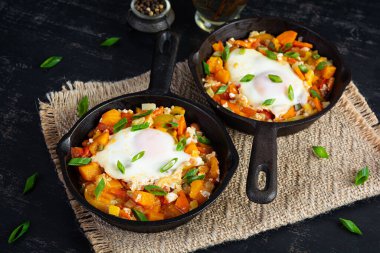 Kızartma tavasında Shakshouka. Sebzeli yumurta, domates, biber, balkabağı ve soğanlı.