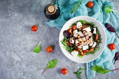 Tavuklu, domatesli, otlu ve peynirli taze salata. Sağlıklı yiyecekler. Üst görünüm