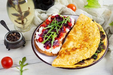 Mantarlı omlet, ızgara biberli sandviç ve karamelli soğan.