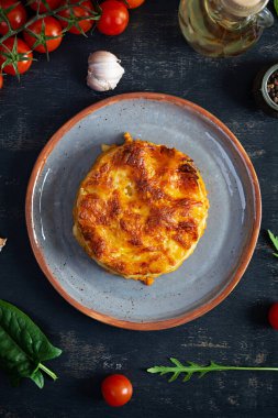 Kıymalı chiken bolonez soslu ve beşamel soslu klasik lazanya. Üst görünüm