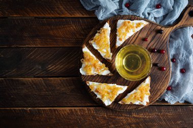 Karamelli soğan ve ballı tost. Kızarmış ekmek atıştırması. Üst görünüm