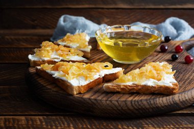 Karamelli soğan ve ballı tost. Kızarmış ekmek atıştırması.