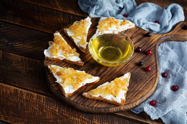 Karamelli soğan ve ballı tost. Kızarmış ekmek atıştırması.