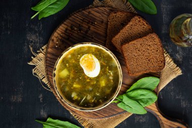 Kuşlu yeşil çorba, et ve yumurta. Geleneksel kuş çorbası. Üst görünüm