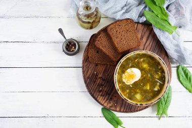 Kuşlu yeşil çorba, et ve yumurta. Geleneksel kuş çorbası. Üst görünüm