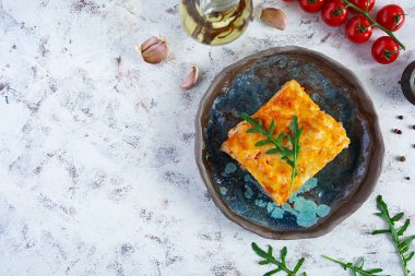 Bolonez soslu et lazanyası ve beşamel sosu. - Klasik lazanya işte. Üst görünüm