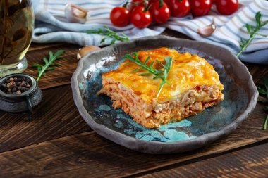 Bolonez soslu et lazanyası ve beşamel sosu. Klasik lazanya.