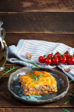 Bolonez soslu et lazanyası ve beşamel sosu. Klasik lazanya.