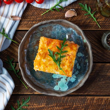 Bolonez soslu et lazanyası ve beşamel sosu. - Klasik lazanya işte. Üst görünüm