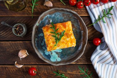 Bolonez soslu et lazanyası ve beşamel sosu. - Klasik lazanya işte. Üst görünüm