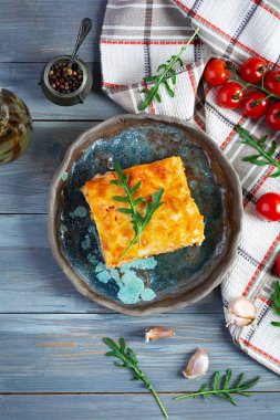 Bolonez soslu et lazanyası ve beşamel sosu. - Klasik lazanya işte. Üst görünüm