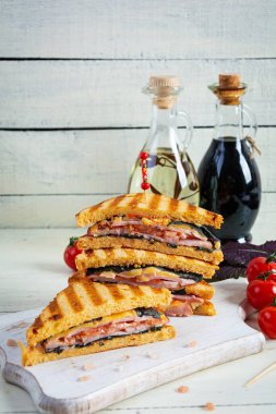 Jambonlu, domatesli ve peynirli sandviç. Izgara sandviç.