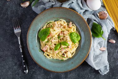 Carbonara makarnası. Peynirli spagetti, pastırma, yumurta ve krema soslu. Geleneksel İtalyan mutfağı