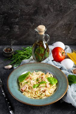 Carbonara makarnası. Peynirli spagetti, pastırma, yumurta ve krema soslu. Geleneksel İtalyan mutfağı