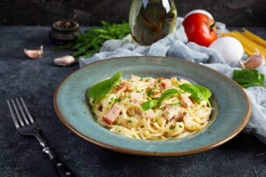 Carbonara makarnası. Peynirli spagetti, pastırma, yumurta ve krema soslu. Geleneksel İtalyan mutfağı