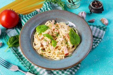 Carbonara makarnası. Peynirli spagetti, pastırma, yumurta ve krema soslu. Geleneksel İtalyan mutfağı
