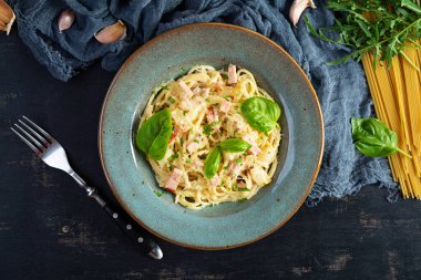 Carbonara makarnası. Peynirli spagetti, pastırma, yumurta ve krema soslu. Geleneksel İtalyan mutfağı