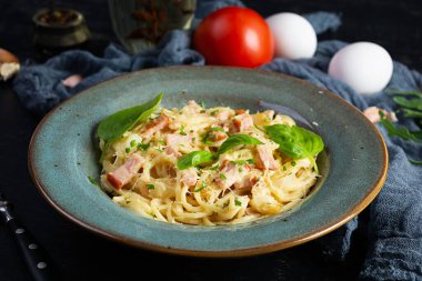 Carbonara makarnası. Peynirli spagetti, pastırma, yumurta ve krema soslu. Geleneksel İtalyan mutfağı