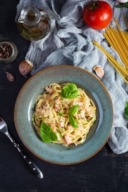 Carbonara makarnası. Peynirli spagetti, pastırma, yumurta ve krema soslu. Geleneksel İtalyan mutfağı