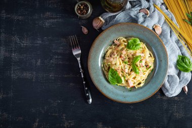 Carbonara makarnası. Peynirli spagetti, pastırma, yumurta ve krema soslu. Geleneksel İtalyan mutfağı