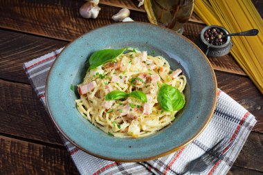 Carbonara makarnası. Peynirli spagetti, pastırma, yumurta ve krema soslu. Geleneksel İtalyan mutfağı
