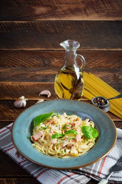 Carbonara makarnası. Peynirli spagetti, pastırma, yumurta ve krema soslu. Geleneksel İtalyan mutfağı