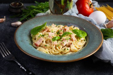 Carbonara makarnası. Peynirli spagetti, pastırma, yumurta ve krema soslu. Geleneksel İtalyan mutfağı