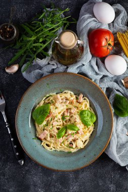 Carbonara makarnası. Peynirli spagetti, pastırma, yumurta ve krema soslu. Geleneksel İtalyan mutfağı