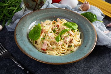 Carbonara makarnası. Peynirli spagetti, pastırma, yumurta ve krema soslu. Geleneksel İtalyan mutfağı