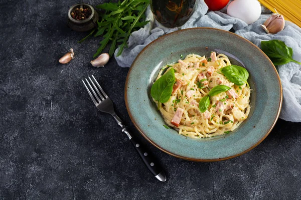 Carbonara makarnası. Peynirli spagetti, pastırma, yumurta ve krema soslu. Geleneksel İtalyan mutfağı