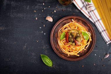 Kızarmış tavuk ve sebzeli makarna. Tavuk spagetti makarna