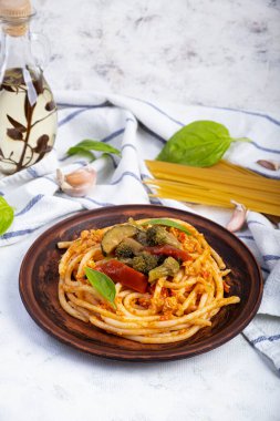 Kızarmış tavuk ve sebzeli makarna. Tavuk spagetti makarna