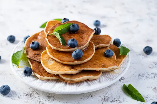 Pancake Dengan Madu Dan Blueberry Pancake Buatan Sendiri Yang Manis — Stok Foto