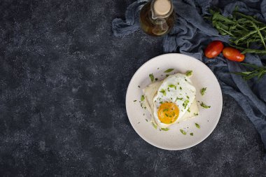 Beşamel soslu Croque Madame. Jambonlu, peynirli ve sahanda yumurtalı Freanch tostları