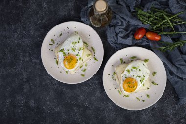 Beşamel soslu Croque Madame. Jambonlu, peynirli ve sahanda yumurtalı Freanch tostları
