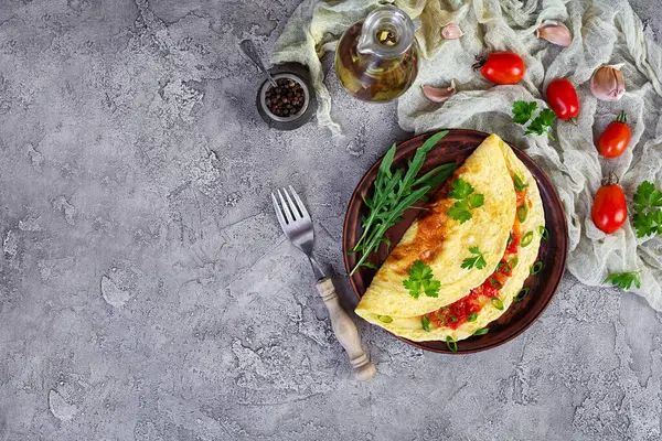 Omelett Med Stekt Lök Och Tomater Stekta Ägg Med Örter — Stockfoto