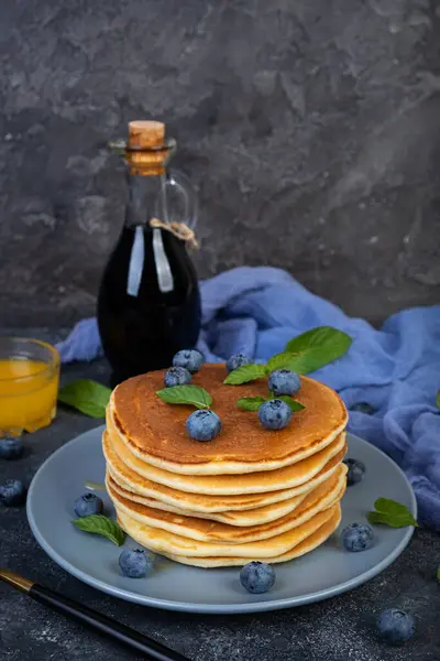 Leckere Pfannkuchen Mit Blaubeeren Und Honig Süße Pfannkuchen Mit Frischen — Stockfoto
