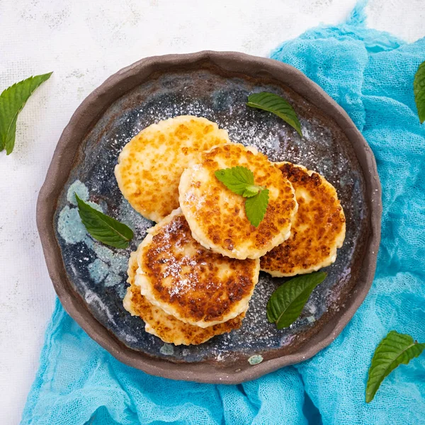 Pancake Dadih Manis Dengan Mint Pancake Cottage Sheese Atau Syrniki — Stok Foto