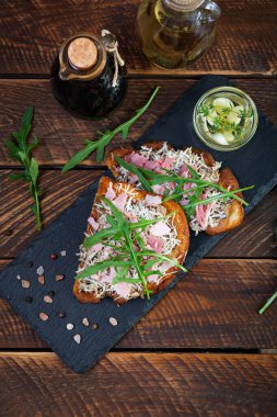 Krem peynir ve otlarla karıştırılmış karamelli soğanlı kızarmış sandviç. Izgara sandviç.