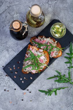 Krem peynir ve otlarla karıştırılmış karamelli soğanlı kızarmış sandviç. Izgara sandviç.